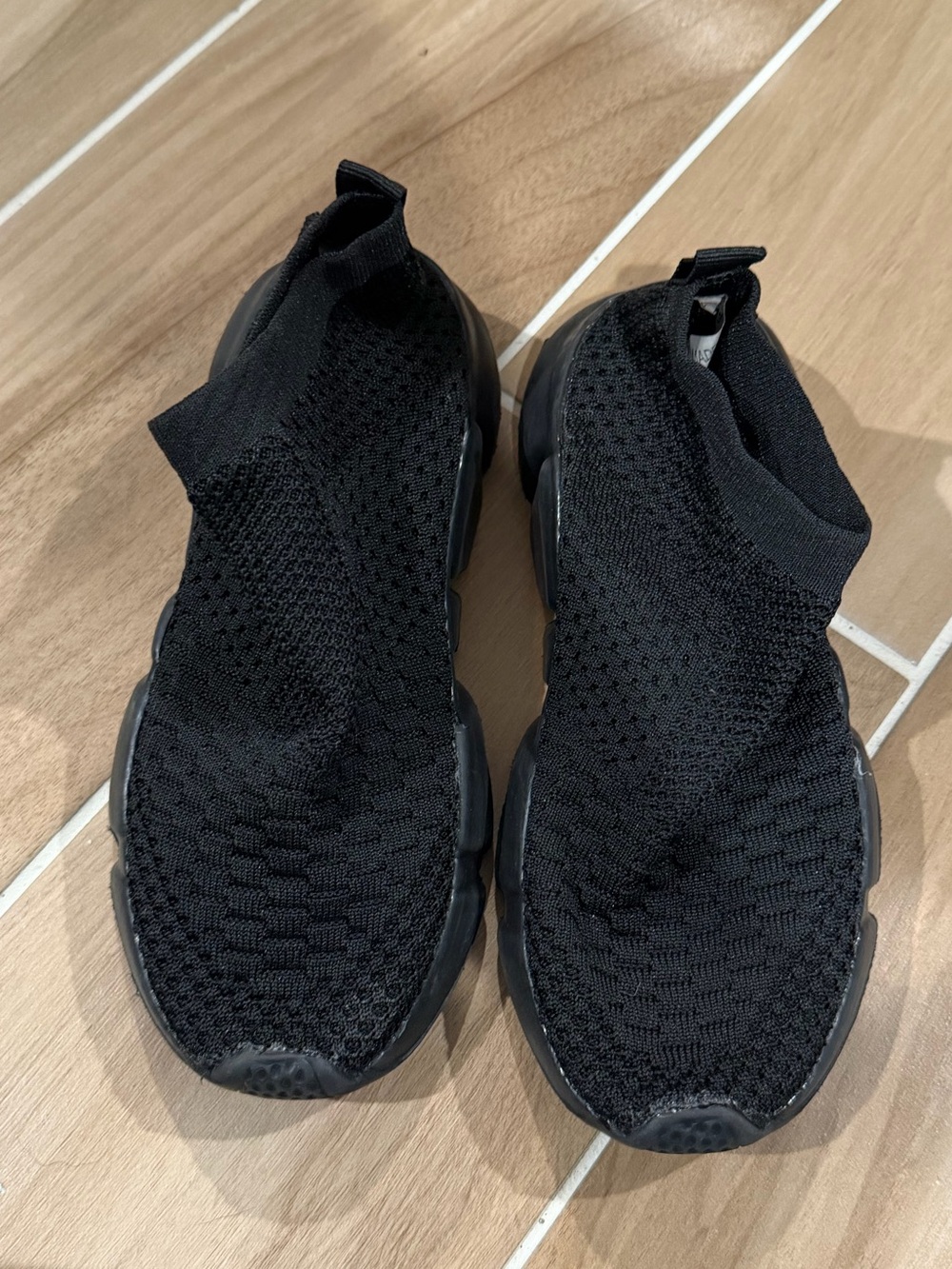 BNNU kids lightweight water shoes. Size is 32. Equivalent to child’s 1/1.5